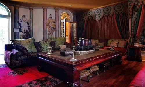 Không gian sinh hoạt chung và các chi tiết về thiết kế, kiến trúc, nội thất được trang trí mang màu sắc huyền thoại.