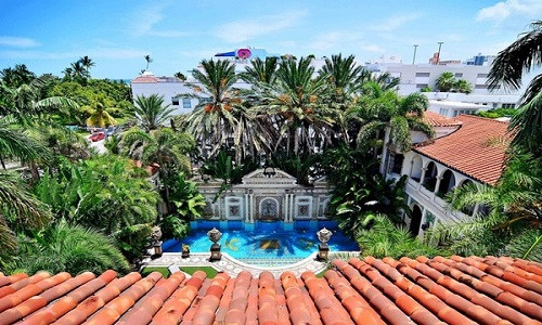 Bể bơi xa hoa với phần đáy được thiết kế ấn tượng