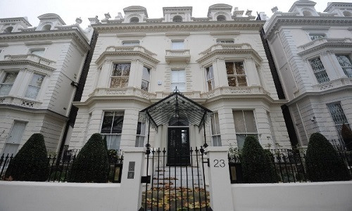 Trong hình là căn biệt thự của vợ chồng Beckham khi cặp đôi này quyết định trở lại Anh sinh sống vào năm 2013. Biệt thự 4 tầng có giá gần 40 triệu bảng tọa lạc gần cung điện Kensington, nơi ở của vợ chồng Hoàng tử William và Kate. Nó gồm có 7 phòng ngủ, 5 nhà tắm, rạp chiếu phim trong nhà, thư viện, hầm đỗ xe, phòng massage, spa ngầm, phòng chứa giày, phòng make up, một bể bơi và nhà bếp tiện nghi không kém nhà hàng. 