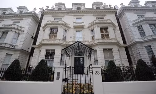 Trong hình là căn biệt thự của vợ chồng Beckham khi cặp đôi này quyết định trở lại Anh sinh sống vào năm 2013. Biệt thự 4 tầng có giá gần 40 triệu bảng tọa lạc gần cung điện Kensington, nơi ở của vợ chồng Hoàng tử William và Kate. Nó gồm có 7 phòng ngủ, 5 nhà tắm, rạp chiếu phim trong nhà, thư viện, hầm đỗ xe, phòng massage, spa ngầm, phòng chứa giày, phòng make up, một bể bơi và nhà bếp tiện nghi không kém nhà hàng. 