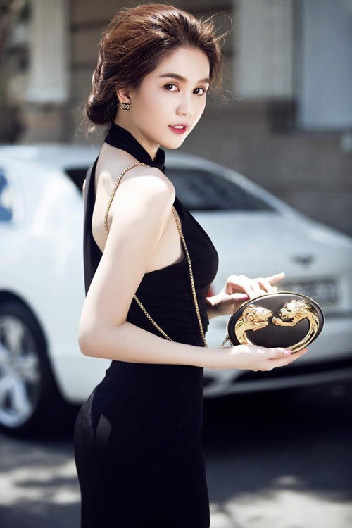 Soi hàng hiệu siêu đắt của Ngọc Trinh trong Vòng eo 56 Soi hang hieu sieu dat cua Ngoc Trinh trong Vong eo 56