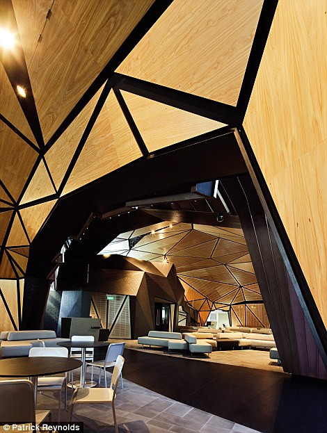 Sân bay Wellington, Wellington, New Zealand. Nằm ở ngoại ô thành phố Wellington, sân bay này đông đúc thứ 3 ở New Zealand, chỉ sau Auckland và Christchurch. Sân bay có nhiều chuyến kết nối tới các điểm đến trong nước và khu vực, đặc biệt là với các thành phố phía đông Australia.