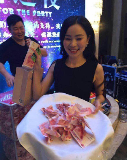 Những nhân viên ưu tú sẽ được tự tay chọn lấy phần thưởng, họ dùng tay để "bốc" số tiền thưởng.