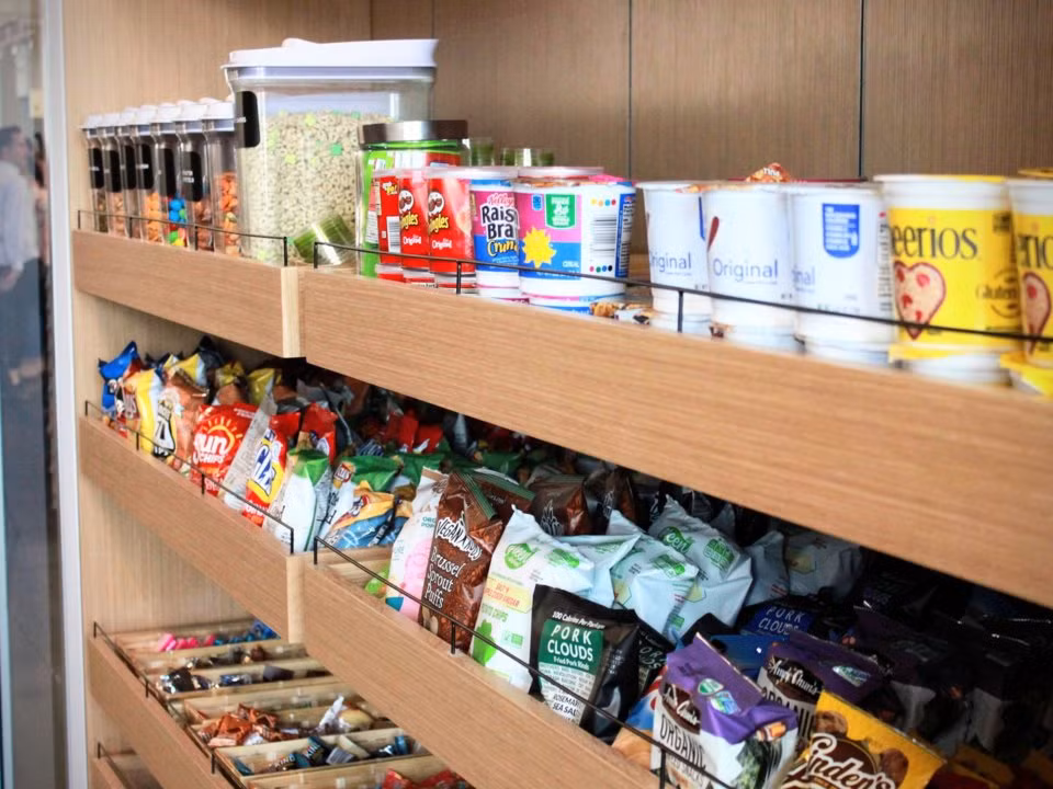 Các loại đồ ăn vặt tốt cho sức khỏe và ngũ cốc luôn sẵn sàng phục vụ các nhân viên của Instagram khi đói bụng.