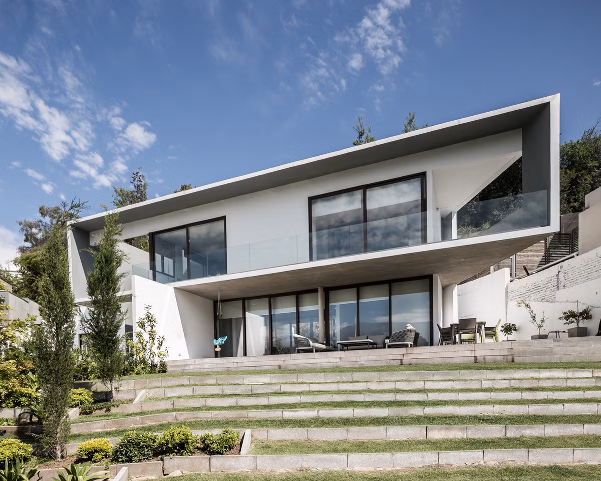 Biet thu trang tu trong ra ngoai co cau thang phu co sieu “chat”-Hinh-3