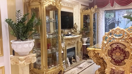 Hình ảnh nội thất dát vàng 24k bên trong căn biệt thự của một đại gia Hà thành kín tiếng khiến mọi người choáng ngợp.