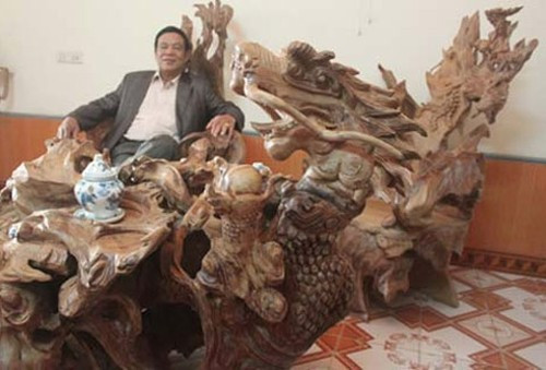 Ông Nguyễn Quang Vinh, một đại gia tại Tuyên Quang từng khiến mọi người "sốc" vì tiết lộ bộ bàn ghế làm bằng gỗ ngọc am dưới đáy sông Gâm có giá 4 tỷ đồng.