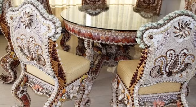 Bộ nội thất siêu sang của đại gia Ngô Xuân Pha, tổng giám đốc Khu du lịch biển nhà Mát, tỉnh Bạc Liêu được mua về từ một buổi đấu giá tại tỉnh Phú Yên là bộ bàn ghế thiết kế và trang trí độc đáo hoàn toàn bằng vỏ ốc giá 5 tỷ đồng.