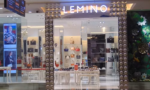 Thương hiệu Lemino cũng thực hiện chương trình sale 50% cho một số sản phẩm túi xách và giày dép để chào đón bộ sưu tập hè 2016. 