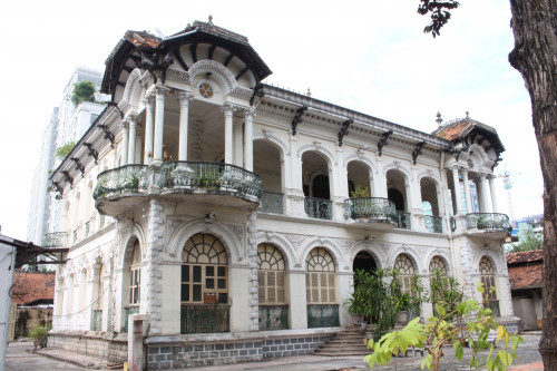 Cuối năm ngoái, Duyệt Phấn cùng chị họ của mình, Trương Huệ Vân (vợ ca sỹ Thanh Bùi) đã thành lập công ty CP MINERVA công ty CP MINERVA với 80% cổ phần còn lại hiện đang thuộc sở hữu Chu Duyệt Phấn. Công ty này đang mua lại căn biệt thự Pháp 100 tuổi với giá 700 tỷ đồng.