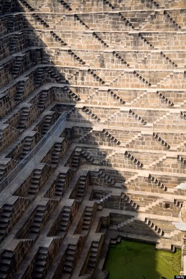 Công trình giếng vuông bậc thang cổ của Rajasthan, Ấn Độ. Cấu trúc của nó có hình vuông và có đến 13 tầng ngầm, 3 mặt của giếng có các đường đi dạng bậc thang nằm song song trên mép tường. Tổng cộng có 35000 bậc thang hẹp được bố trí một cách hoàn hảo từ trên mạnh giếng xuống đáy giếng.