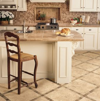 Lát gạch sàn cỡ lớn. Điều này sẽ tạo ra ảo giác về thị giác. Gạch sàn nhỏ làm cho nhà bếp chật chội hơn. Tuy nhiên, lưu ý nếu như cửa bếp nhỏ thì không nên lát gạch ô quá to nhìn sẽ rất kỳ cục.