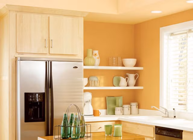 Sơn màu sáng. Đừng nên sơn màu tối nếu gian bếp của bạn không lớn. Nên sơn màu bếp sáng để có cảm giác không gian rộng rãi hơn.