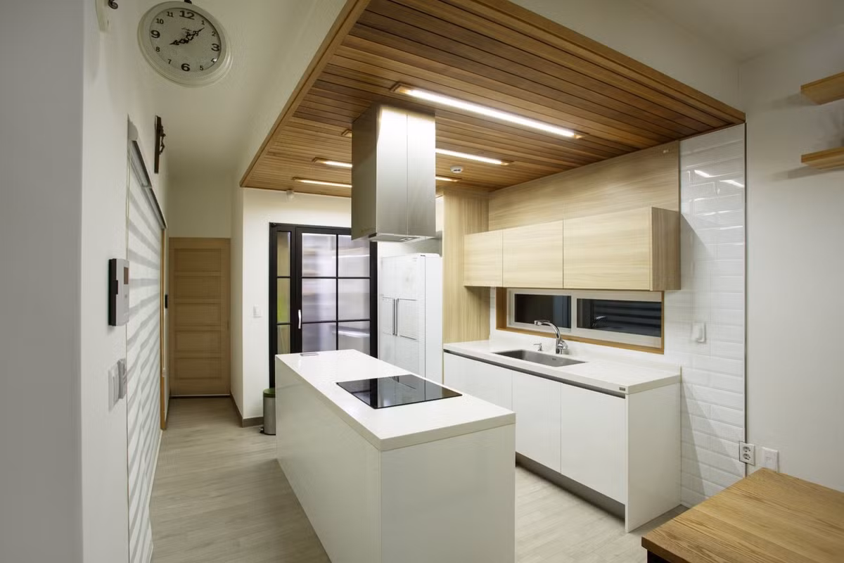 Khu nhà bếp được tạo khối rất hiện đại.