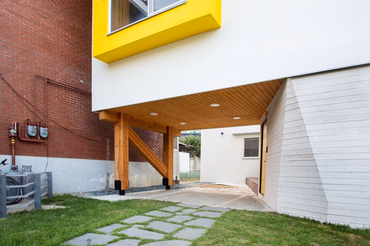 Ngôi nhà được xây dựng theo kiểu nhà sàn rất lạ.