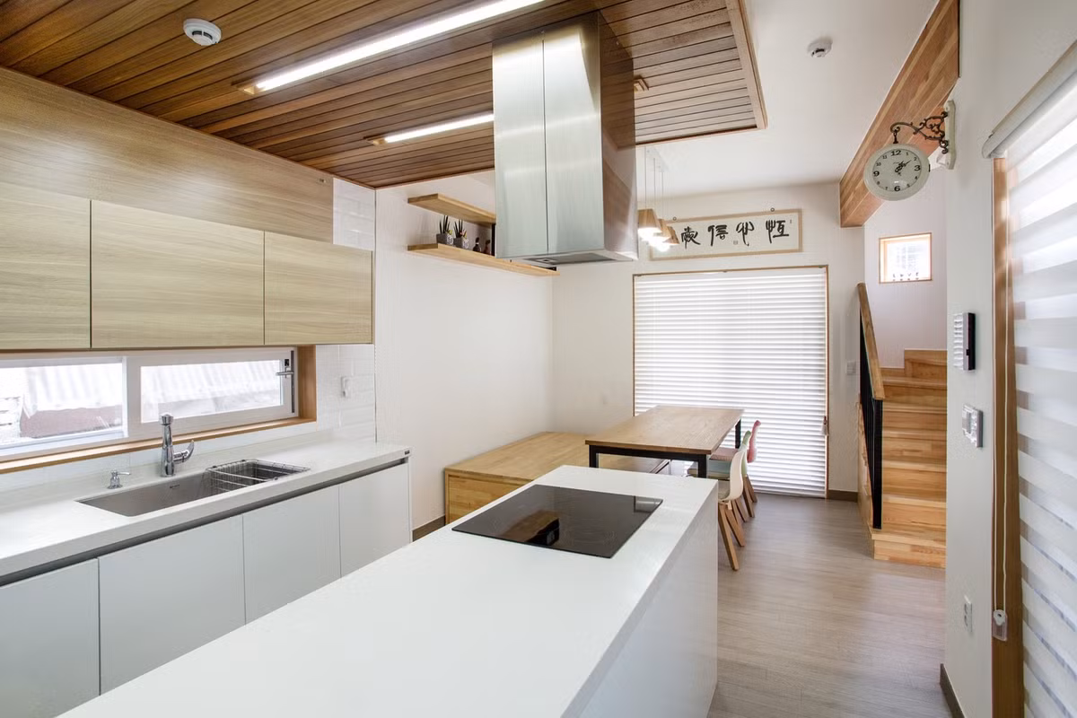 Chủ nhà dành diện tích khá nhiều cho không gian nhà bếp.