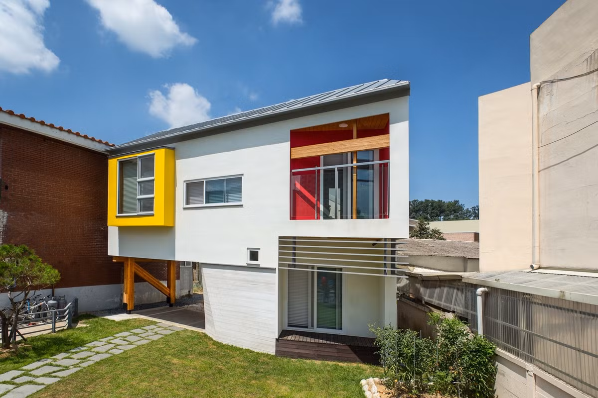 Với thiết kế lạ theo hình tam giác, một ngôi nhà siêu mỏng ở khu Chung-nam, Hàn Quốc khiến nhiều người bất ngờ với cách bố trí nội thất tiện nghi khi nhìn vào.