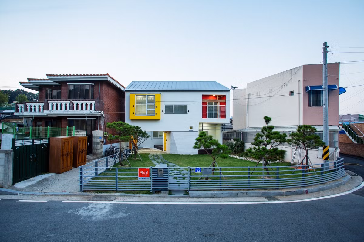 Ngôi nhà nhỏ nhưng nổi bật hẳn trong khu dân cư. Nguồn ảnh: Archdaily.