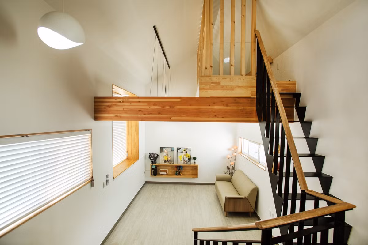 Ngôi nhà dù mỏng, diện tích hẹp như với cách thiết kế lên sàn, gác mái nên mang lại cảm giác rộng thoáng đến bất ngờ.
