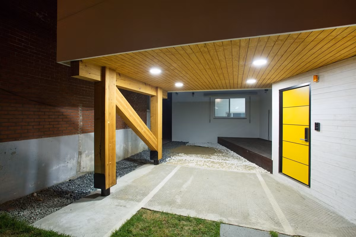 Chủ nhà tận dụng "tầng hầm" thiết kế phòng kho rộng rãi.