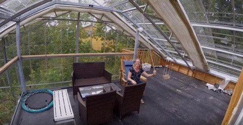 Bản chất là nhà kính, vì thế mà gia đình cũng không cần phải mua thực phẩm. Có nhiều khoảng giữa ngôi nhà để trồng rau và cây ăn trái.