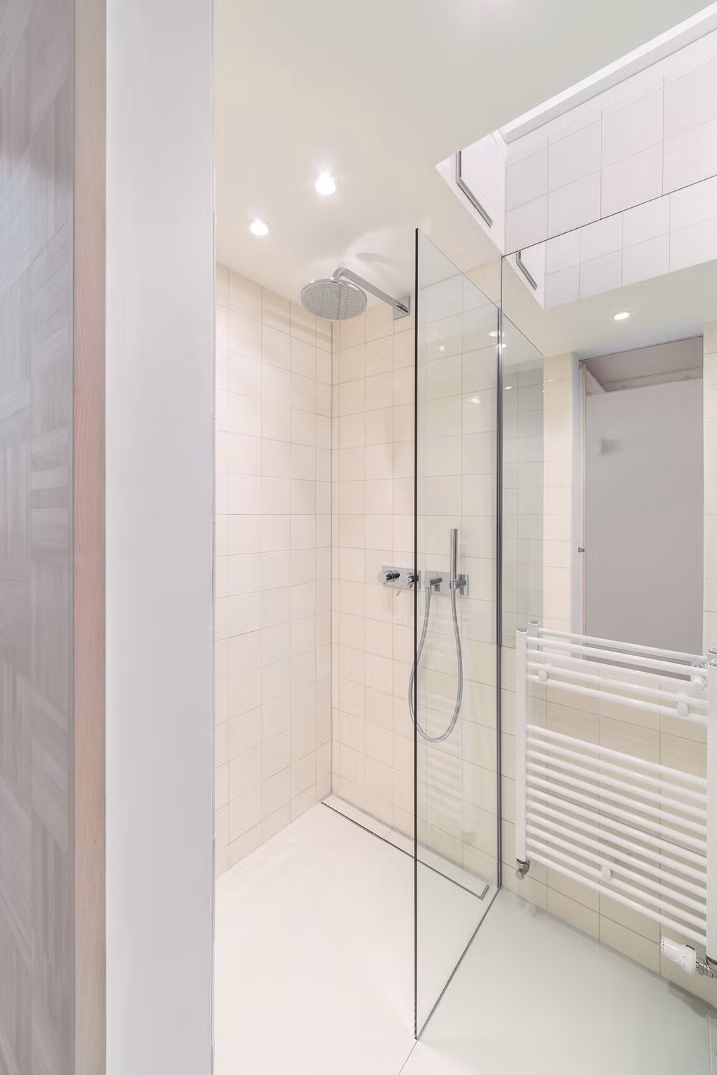 Không gian buồng tắm khá rộng rãi.