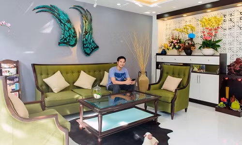 Toàn bộ nội thất bên trong được bố trí chỉn chu và rất "nam tính"... Ảnh: Zing.