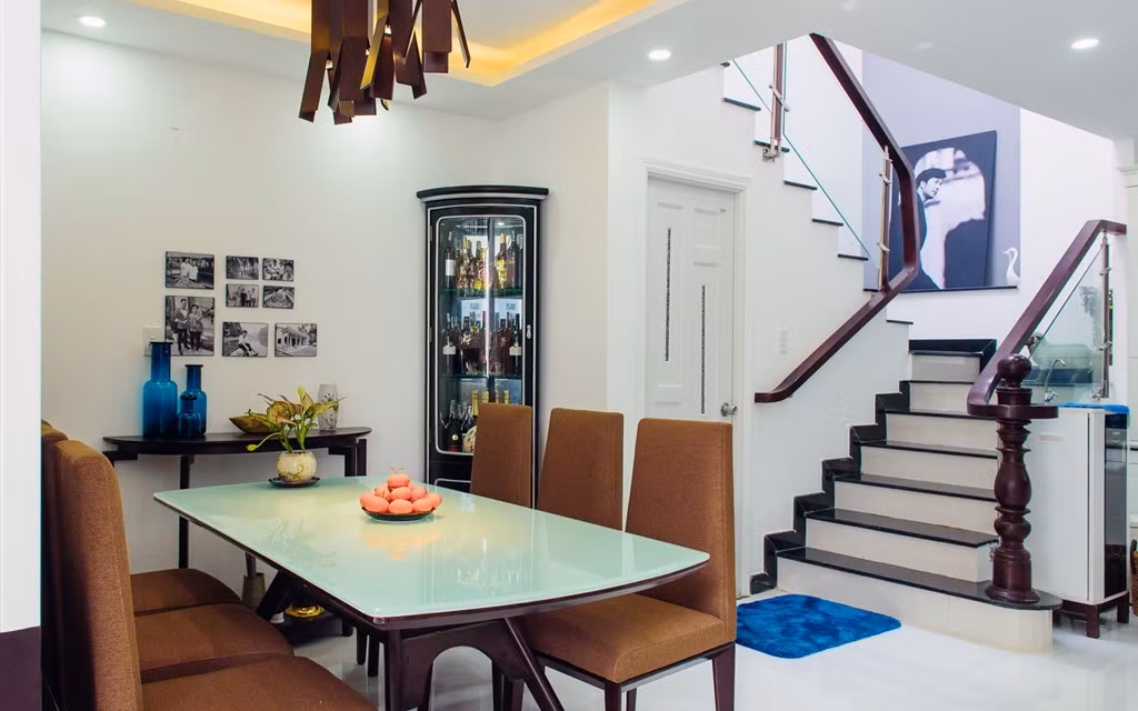 Ngôi nhà 200 m2 ở TP HCM của nam diễn viên được thiết kế rất hiện đại với tone màu trắng tinh tế làm chủ đạo. Ảnh: Ngôi sao.