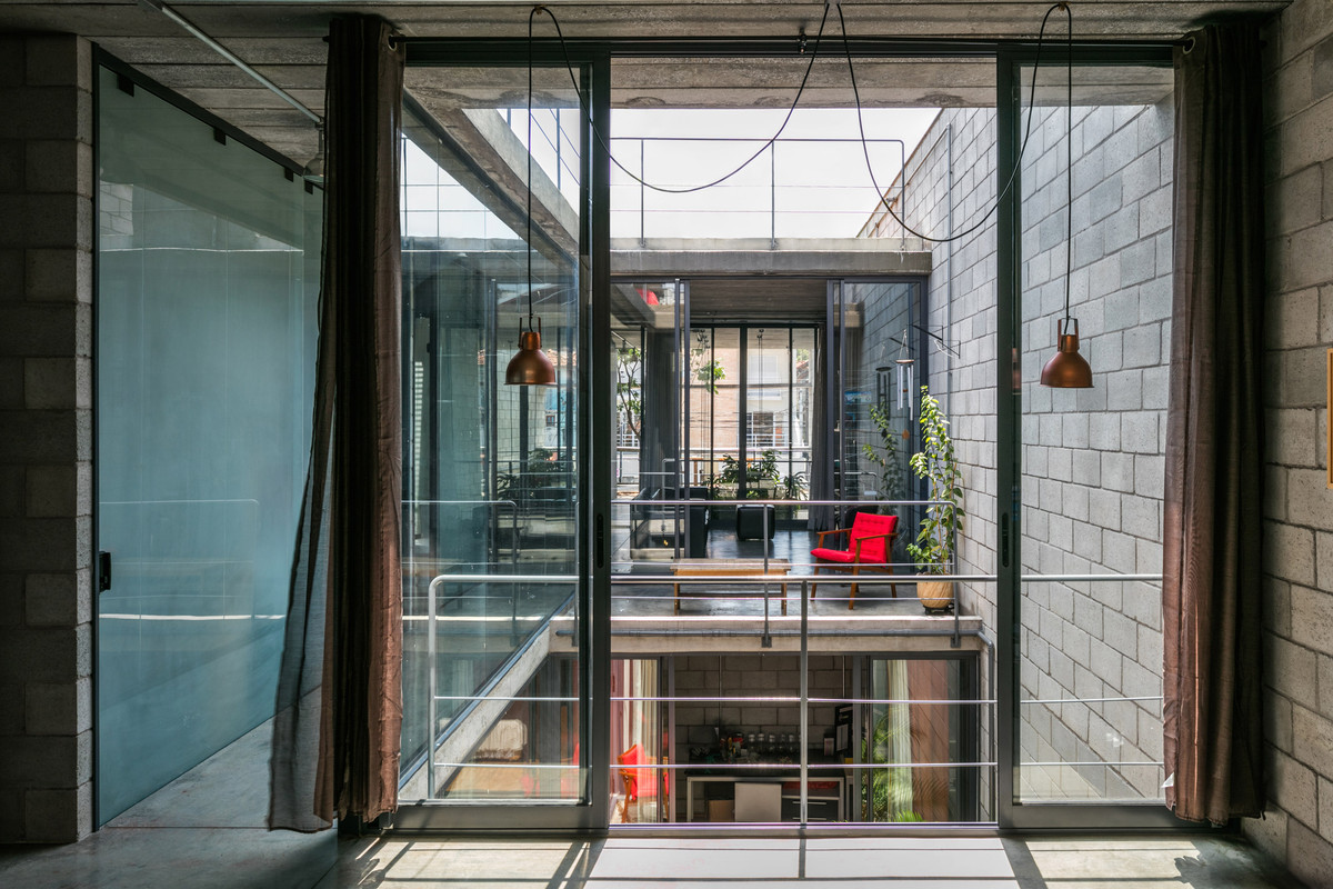 Những bức tường gạch thô dường như xuất hiện khắp nơi trong nhà.