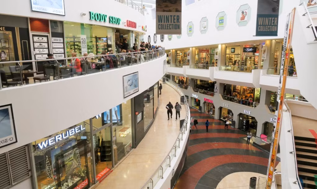 La ky vuon rau xanh muot mat tren noc trung tam thuong mai