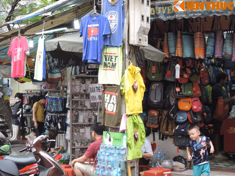 Áo quần, nước uống treo la liệt trên cột điện ở phố cổ.