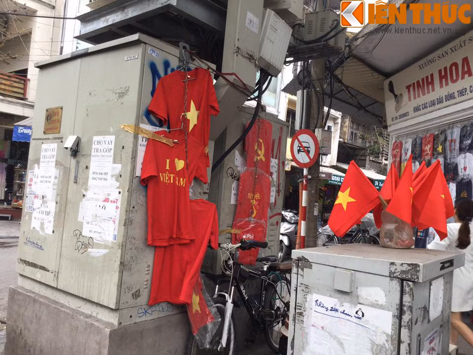 Một kiểu bán hàng vừa làm mất mỹ quan đô thị vừa rất nguy hiểm khác đó là treo áo quần lên các trạm điện.