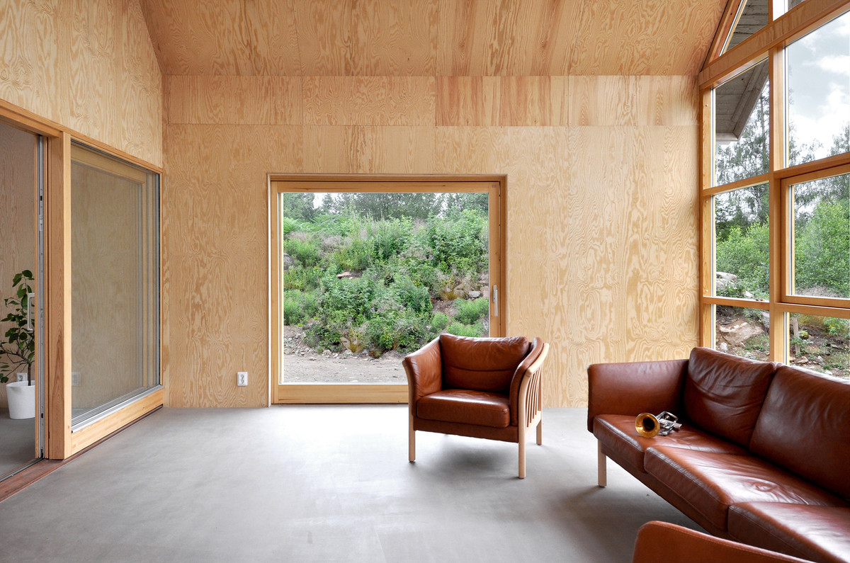 Nằm trên một khu đất cao, vì vậy ngôi nhà tận dụng được ánh sáng tự nhiên, giúp không gian bên trong ngôi nhà trở nên sáng sủa hơn.