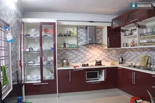 Bếp và phòng ăn được tách riêng bởi nhà khá đông người.