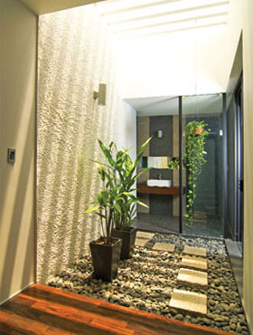 Trong khi đó, nhiều gia đình có làm mái che cho giếng trời nhưng lại quá mỏng, khiến nắng gay gắt chiếu vào sàn, cầu thang gỗ hoặc các đồ đạc làm hư hỏng, phai màu vật dụng. Ảnh: Wedo.