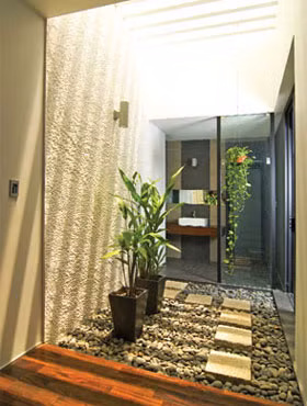 Trong khi đó, nhiều gia đình có làm mái che cho giếng trời nhưng lại quá mỏng, khiến nắng gay gắt chiếu vào sàn, cầu thang gỗ hoặc các đồ đạc làm hư hỏng, phai màu vật dụng. Ảnh: Wedo.