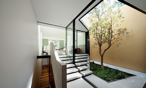 Vì vậy, để tránh đồ đạc bị tác động bởi ánh nắng mặt trời, bạn nên lắp đặt thêm hệ thống rèm dưới mái giếng trời để chắn nắng và điều tiết ánh sáng. Ảnh: Mediacdn.