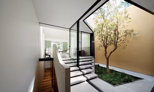 Vì vậy, để tránh đồ đạc bị tác động bởi ánh nắng mặt trời, bạn nên lắp đặt thêm hệ thống rèm dưới mái giếng trời để chắn nắng và điều tiết ánh sáng. Ảnh: Mediacdn.