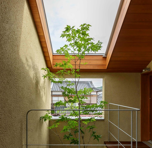 Nếu sàn không đủ rộng và thoát nước không tốt, khu vực xung quanh như tường, vách, cửa có thể bị nước mưa bắn vào, gây hỏng hóc, ẩm mốc. Ảnh: Hstatic.