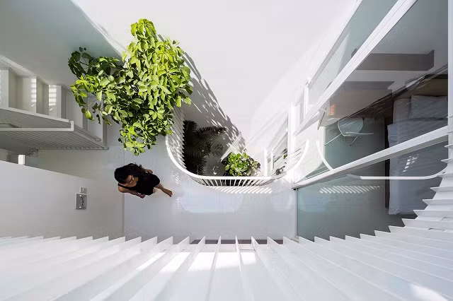 Ngoài ra, việc bố trí đèn chiếu sáng cho giếng trời khá cao cũng gây khó khăn trong quá trình sửa chữa. Ảnh: Kinhtedothi.