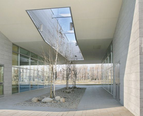 Bên cạnh đó, nhiều gia đình lại xây dựng các mặt tường trong giếng trời phẳng nhẵn khiến tiếng ồn vang vọng từ tầng dưới lên tầng trên và ngược lại, gây tiếng ồn không nên có. Ảnh: Hstatic.