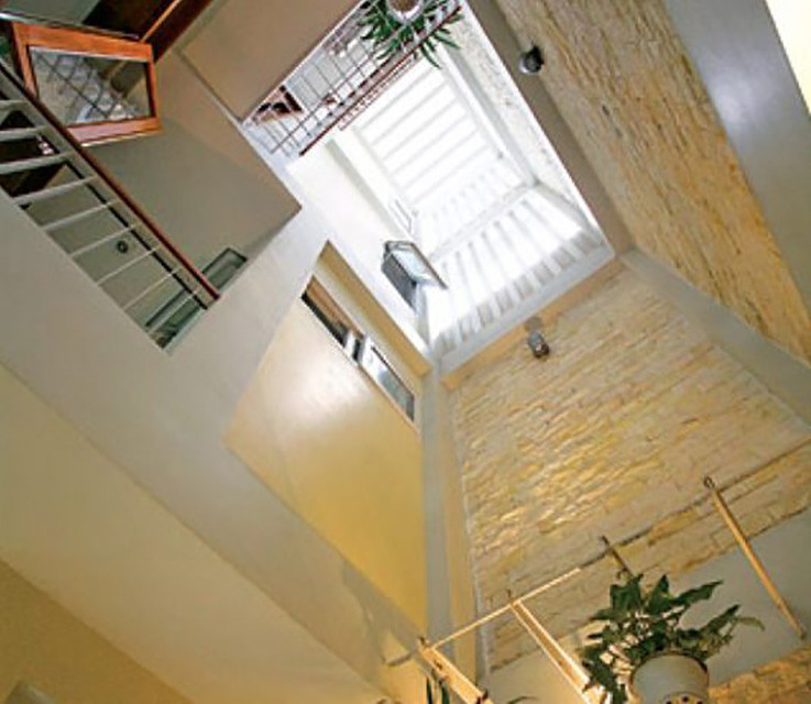 Một sai lầm nữa mà nhiều gia đình mắc phải khi thiết kế giếng trời là treo những vật trang trí hoặc đèn chùm quá to nặng, dễ gây nguy hiểm nếu phía dưới giếng trời là không gian sinh hoạt, thường xuyên có sự qua lại. Ảnh: Noithatxhome.