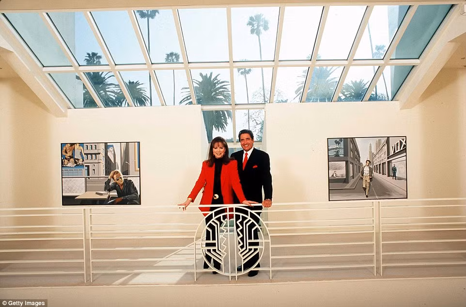 Biệt thự rực rỡ có diện tích khoảng 20.000m2 được xây dựng vào đầu năm 1990. Bà đã cho nam diễn viên Al Pacino thuê trong 10 năm qua.