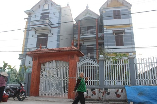 Những ngôi biệt thự nằm san sát nhau khiến làng Miêng Thượng trông nổi bật và khác hẳn với hình ảnh quen thuộc của những làng quê khác. Ảnh: Internet