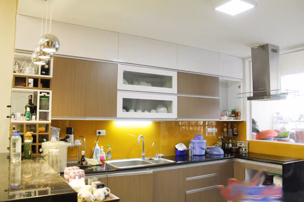 Phòng bếp sử dụng tone màu nóng nổi bật. Ảnh: Vietnamnet.