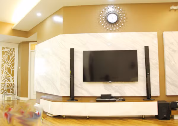 Tường nhà đan xen giữa đá cẩm thạch và tường bê tông. Ảnh: Vietnamnet.