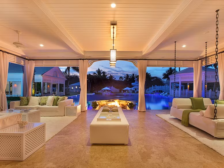 Ngoài các phòng sinh hoạt chính, nằm trong khuôn viên căn biệt thự này là những phòng tập Gym, Spa, khuông viên tiệc tùng... rất hiện đại được thiêt kế ngay cạnh hồ bơi. Ảnh: Dailymail, Gossipextra.