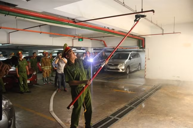 Máy bơm chữa cháy dự phòng của chung cư không được đặt ở chế độ khởi động tự động; van họng chữa cháy bị hư hỏng; Chung cư chưa được mua bảo hiểm cháy nổ theo quy định... Ảnh: Phụ nữ online.