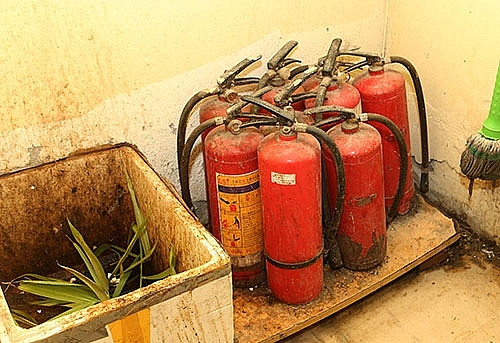 Bình chữa cháy tại các tòa nhà không được bố trí hợp lý, hoen gỉ... Ảnh: VnExpress.