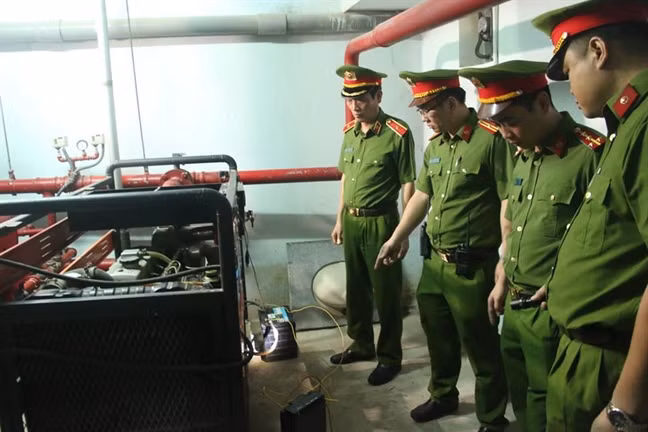 Theo Phunuonline, chung cư này đã 7 lần vi phạm PCCC: vòi phun nước tự động không hoạt động; phòng kỹ thuật và hành lang các tầng CC chưa lắp đặt đầu báo cháy hoặc đầu phun sprinler; không có đèn báo cháy; tủ báo cháy chưa kết nối tự động với hệ thống chữa cháy tự động. Ảnh: Phụ nữ online.